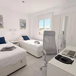 Modern 2bd In Boliches フエンヒロラ
